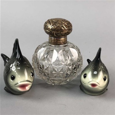 Lot 79 - A SILVER TOPPED GLASS PERFUME BOTTLE AND OTHER ITEMS
