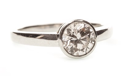 Lot 99 - A DIAMOND SOLITAIRE RING