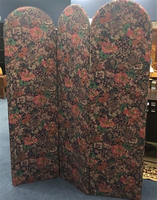 Lot 157 - AN UPHOLSTERED 'PAISLEY' PATTERN SCREEN