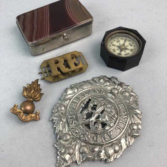 Lot 2 - A LOT OF MILITARY BADGES AND AN AGATE BOX