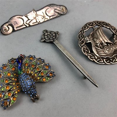 Lot 3 - A LOT OF SILVER AND COSTUME JEWELLERY
