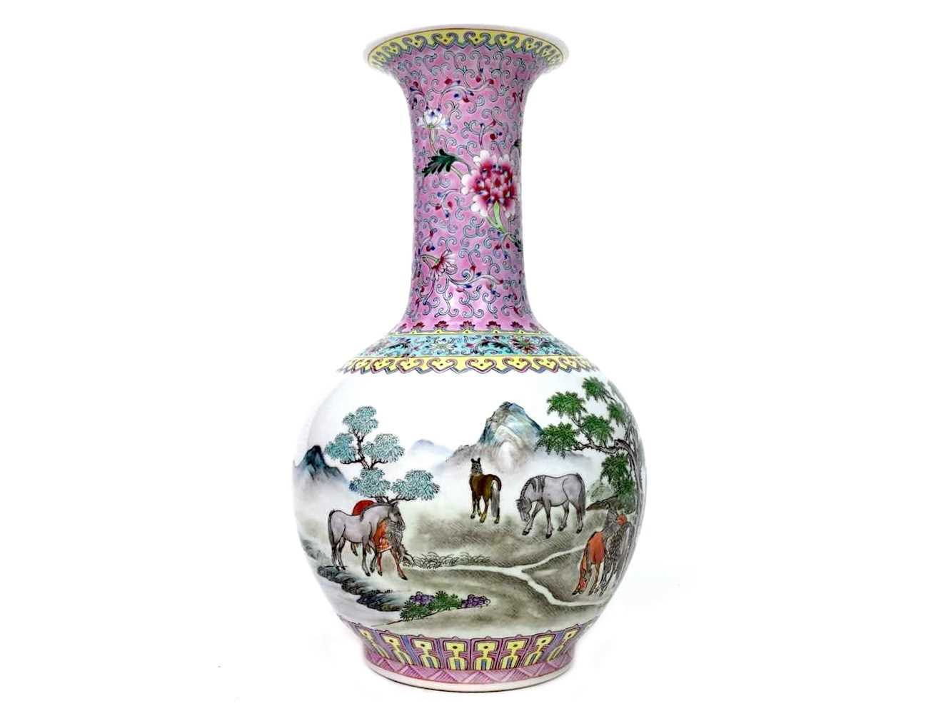 Lot 1040 - A 20TH CENTURY CHINESE REPUBLIC STYLE VASE