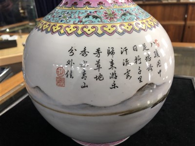 Lot 1040 - A 20TH CENTURY CHINESE REPUBLIC STYLE VASE