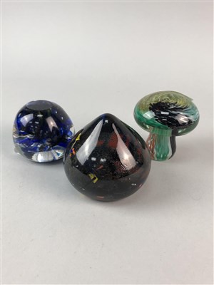 Lot 181 - A GROUP OF FIVE PAPERWEIGHTS