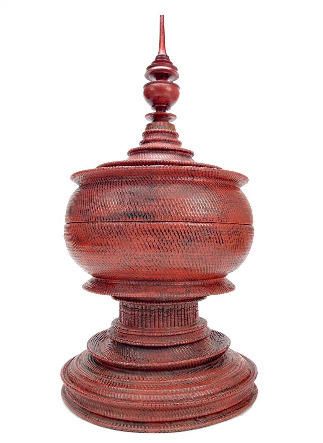 Lot 1043 - AN EARLY 20TH CENTURY RED LACQUER AND BAMBOO HSUN-OK