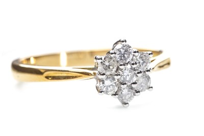 Lot 140 - A DIAMOND CLUSTER RING