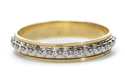 Lot 145 - AN ETCHED WEDDING BAND