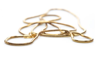 Lot 153 - A GOLD SNAKE CHAIN