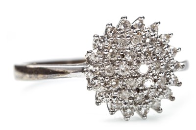Lot 162 - A DIAMOND CLUSTER RING