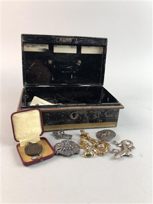 Lot 33 - A GROUP OF VICTORIAN AND COSTUME JEWELLERY