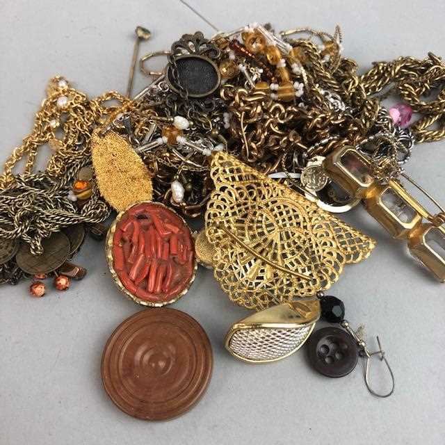 Lot 49 - A COLLECTION OF COSTUME JEWELLERY