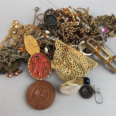 Lot 49 - A COLLECTION OF COSTUME JEWELLERY