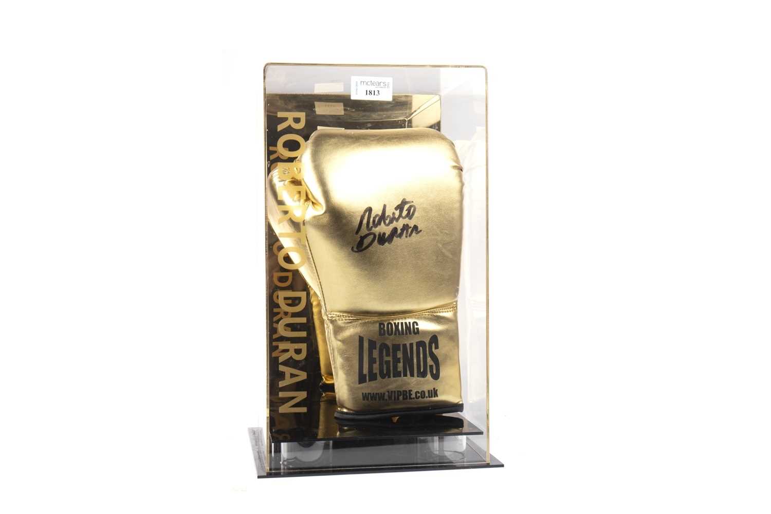 Lot 1813 - A GOLD BOXING GLOVE SIGNED BY ROBERTO DURAN