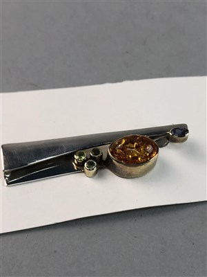 Lot 4 - A LINKS OF LONDON TRAVEL TIMEPIECE AND AN AMBER SET SILVER BROOCH