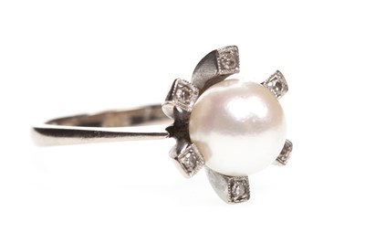 Lot 194 - A PEARL AND DIAMOND RING