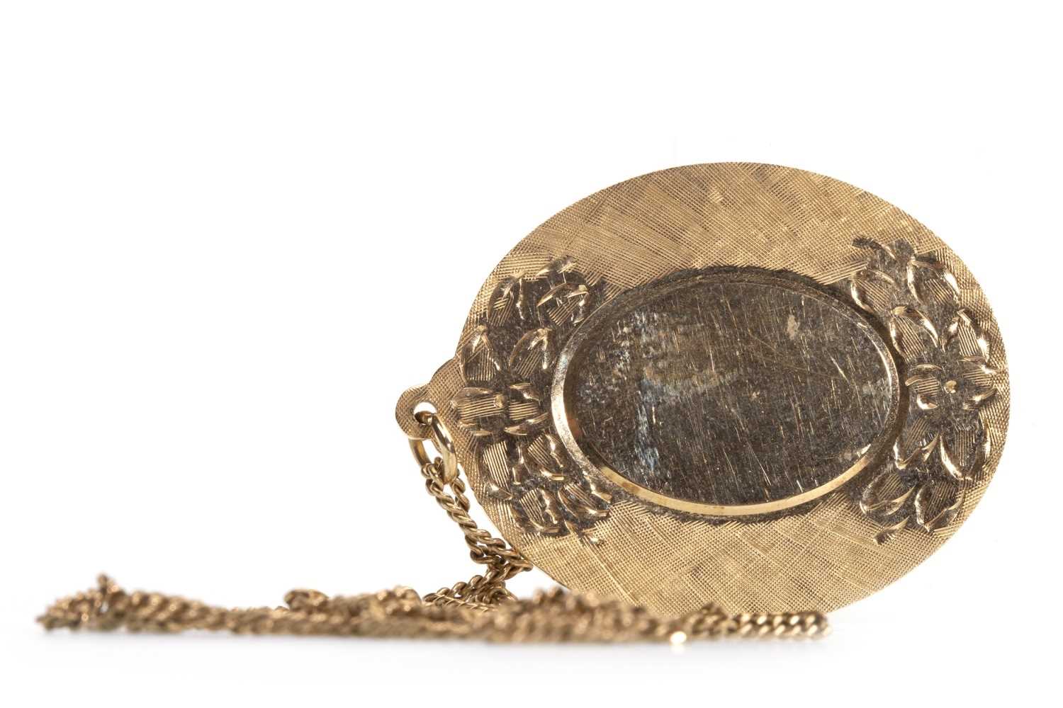 Lot 9 - A GOLD PENDANT ON CHAIN