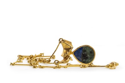 Lot 10 - A GOLD LAPPONIA HARDSTONE NECKLACE