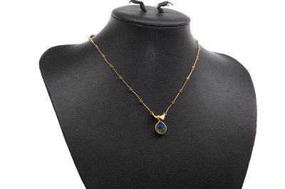 Lot 10 - A GOLD LAPPONIA HARDSTONE NECKLACE