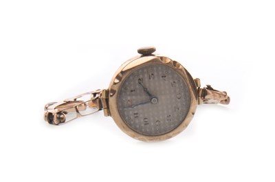 Lot 794 - A LADY'S GOLD MANUAL WIND WATCH
