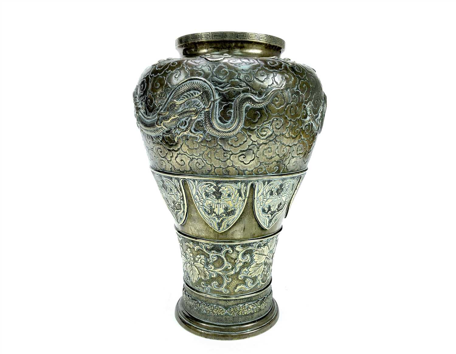 Lot 1013 - A LARGE EARLY 20TH CENTURY CHINESE BRONZE VASE