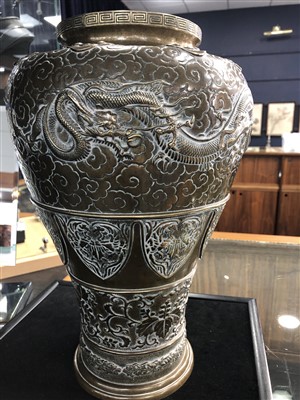 Lot 1013 - A LARGE EARLY 20TH CENTURY CHINESE BRONZE VASE
