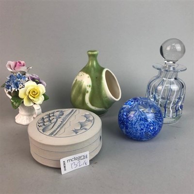 Lot 132 - A LOT OF GLASS PAPERWEIGHTS, VASES AND A POSY