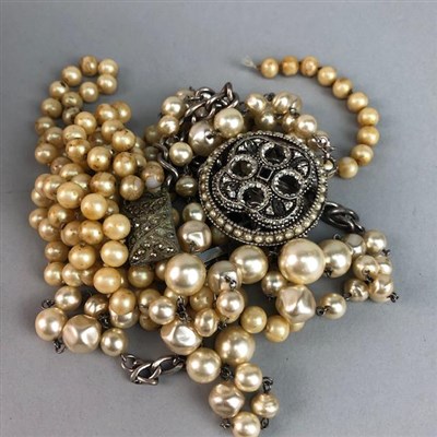 Lot 140 - A COLLECTION OF COSTUME JEWELLERY