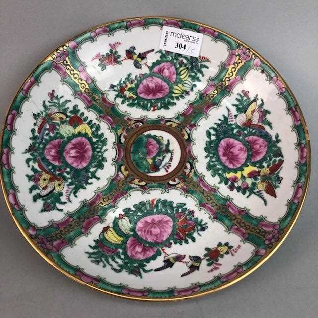 Lot 304 - A CHINESE PLATE AND OTHER DECORATIVE ITEMS
