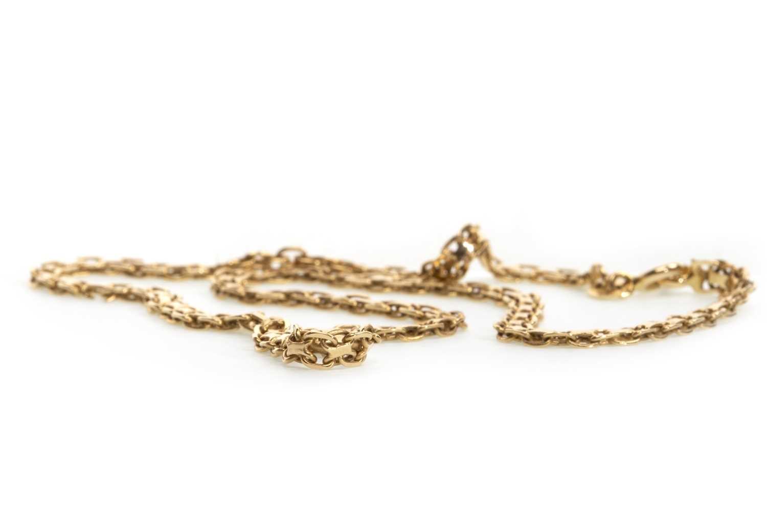 Lot 22 - A GOLD NECKLACE