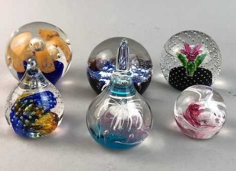 Lot 160 - A COLLECTION OF GLASS PAPERWEIGHTS