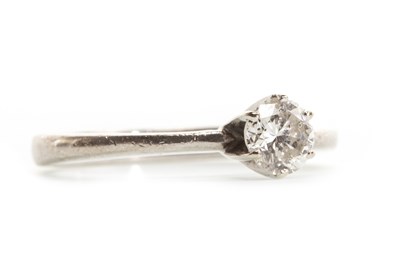 Lot 28 - A DIAMOND SOLITAIRE RING