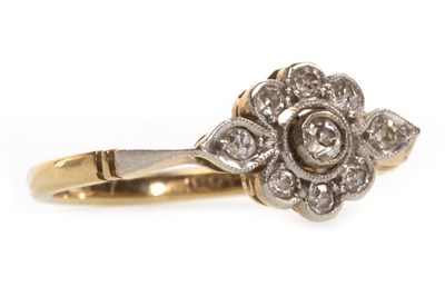 Lot 37 - A DIAMOND CLUSTER RING