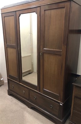Lot 343 - A MAHOGANY THREE DOOR WARDROBE AND A MATCHING CHEST OF DRAWERS