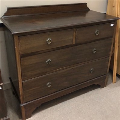 Lot 343 - A MAHOGANY THREE DOOR WARDROBE AND A MATCHING CHEST OF DRAWERS