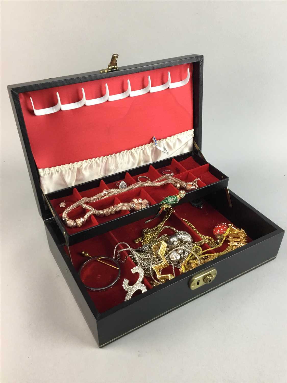 Lot 221 - A GROUP OF COSTUME JEWELLERY CONTAINED IN A JEWELLERY BOX
