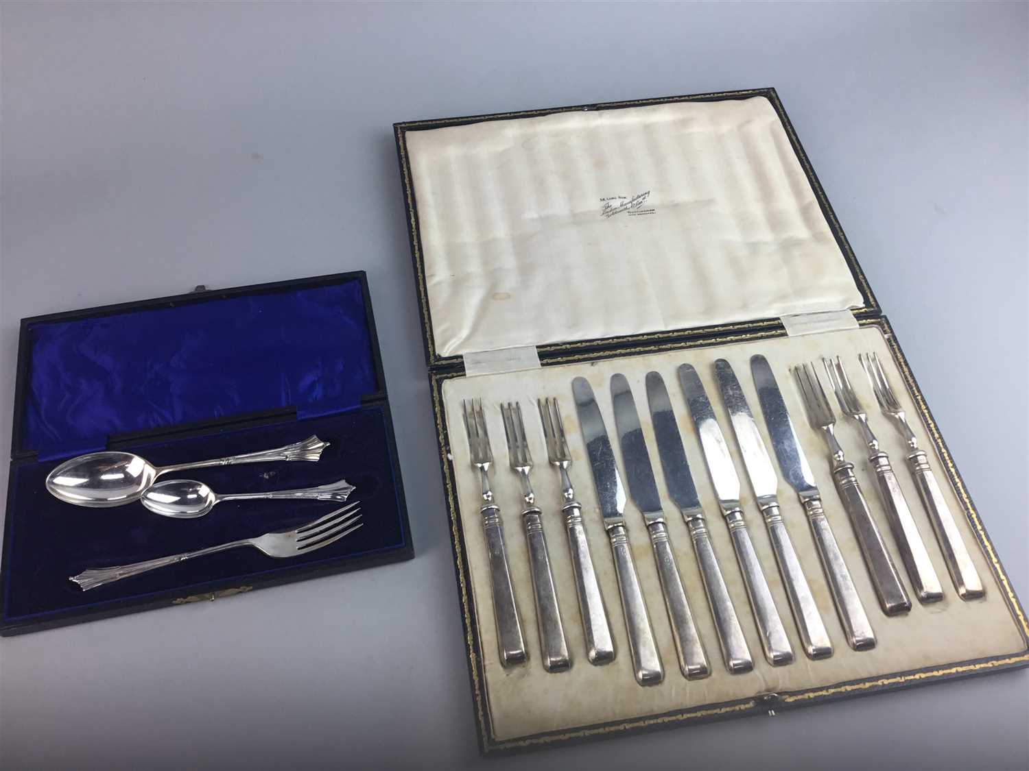 Lot 293 - A CASED SET OF SILVER HANDLED PASTRY KNIVES AND FORKS