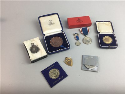 Lot 376 - A LOT OF MEDALS AND COMMEMORATIVE COINS