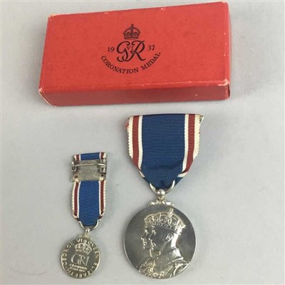 Lot 376 - A LOT OF MEDALS AND COMMEMORATIVE COINS