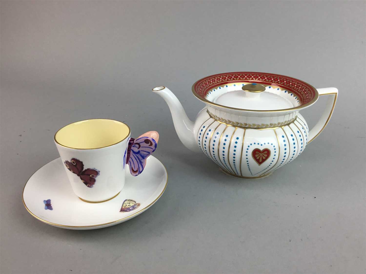 Lot 240 - A WEDGWOOD 'QUEEN OF HEARTS' TEA POT AND OTHER TEA WARE