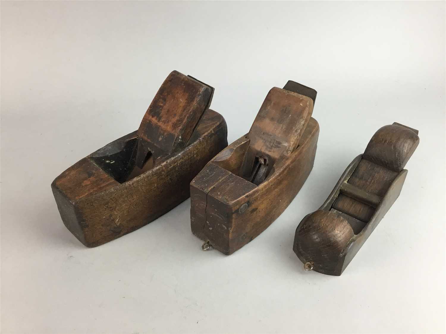 Lot 393 - A COLLECTION OF VINTAGE WOOD PLANES