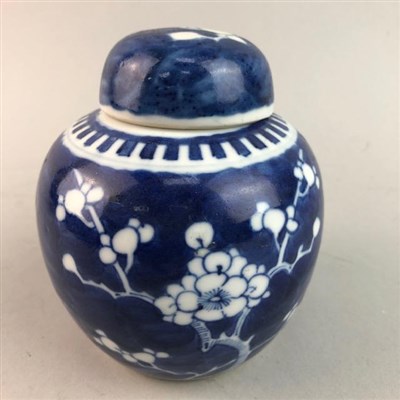 Lot 273 - AN EARLY 20TH CENTURY BLUE AND WHITE GINGER JAR