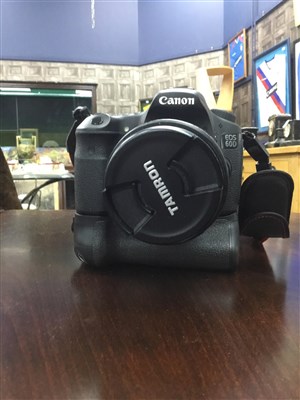 Lot 280 - A CANON EOS 60D CAMERA WITH ACCESSORIES