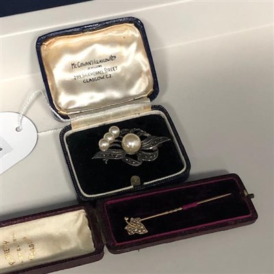 Lot 291 - A VICTORIAN GOLD PIN AND A SILVER BROOCH
