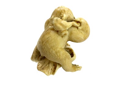 Lot 1081 - AN EARLY 20TH CENTURY JAPANESE IVORY CARVING