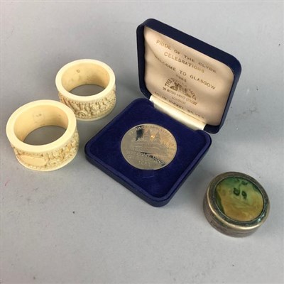 Lot 283 - A COMMEMORATIVE COIN, NAPKIN RINGS AND A SILVER PLATED SNUFF BOX