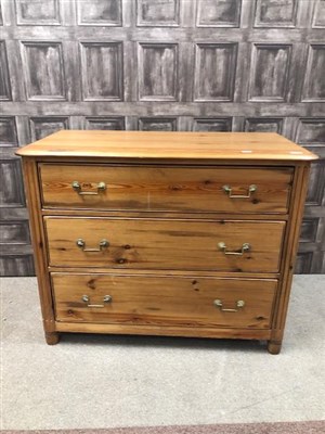 Lot 266 - A PINE EFFECT CHEST OF DRAWERS