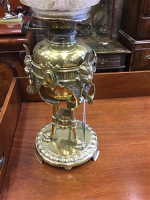 Lot 1546 - A VICTORIAN BRASS OIL LAMP