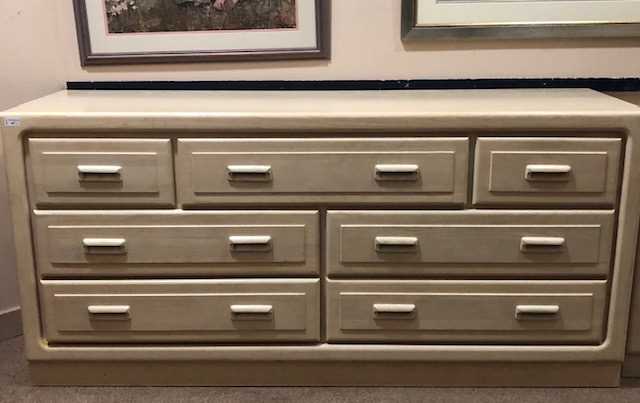 Lot 307 - A MODERN CHEST OF DRAWERS AND A MATCHING BEDSIDE CHEST