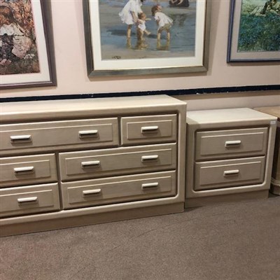 Lot 307 - A MODERN CHEST OF DRAWERS AND A MATCHING BEDSIDE CHEST