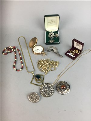 Lot 123 - A LARGE COLLECTION OF COSTUME JEWELLERY